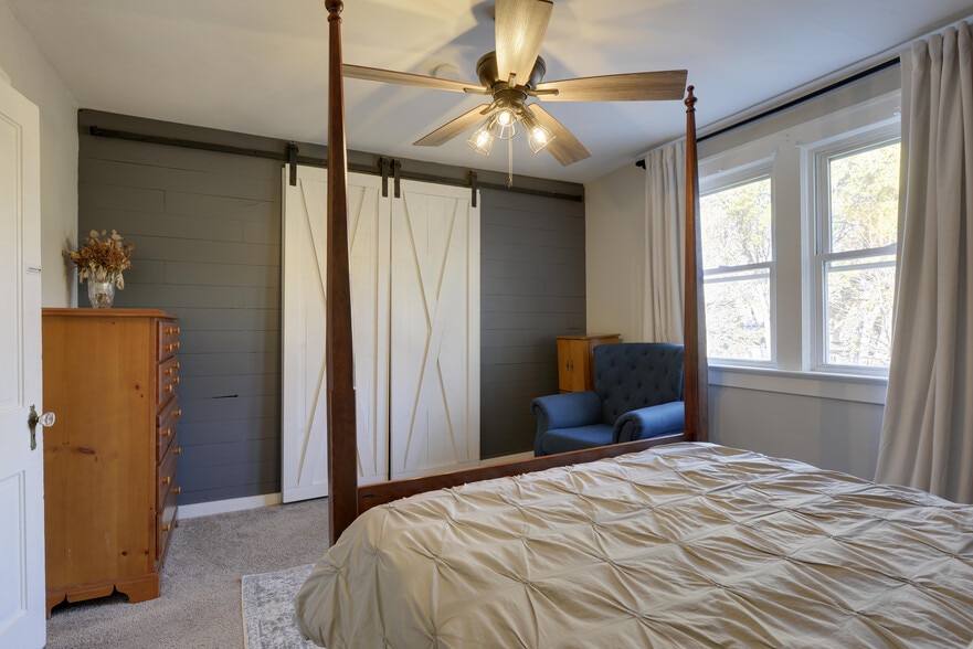 Building Photo - 266 King St W