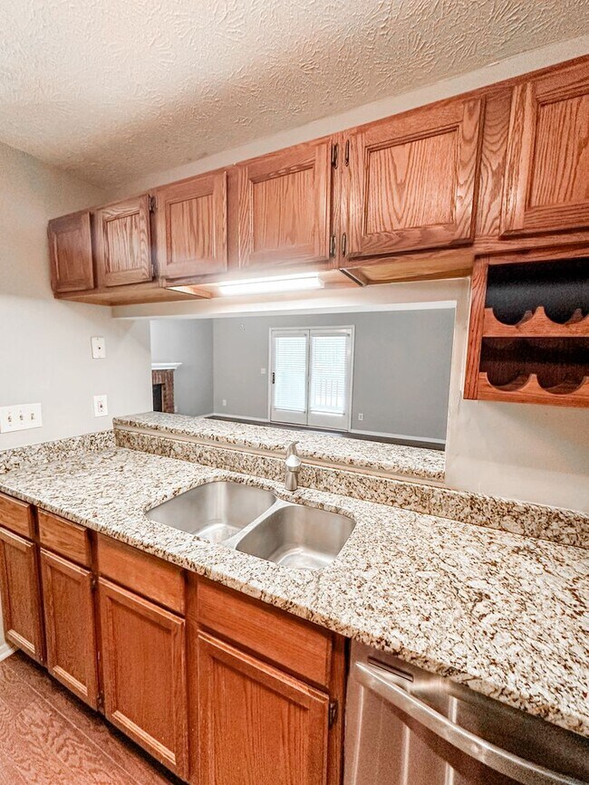 Building Photo - 2 bed/2 bath condo in great Roswell location