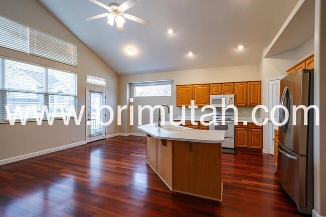 Building Photo - 602 E Land Rush Dr