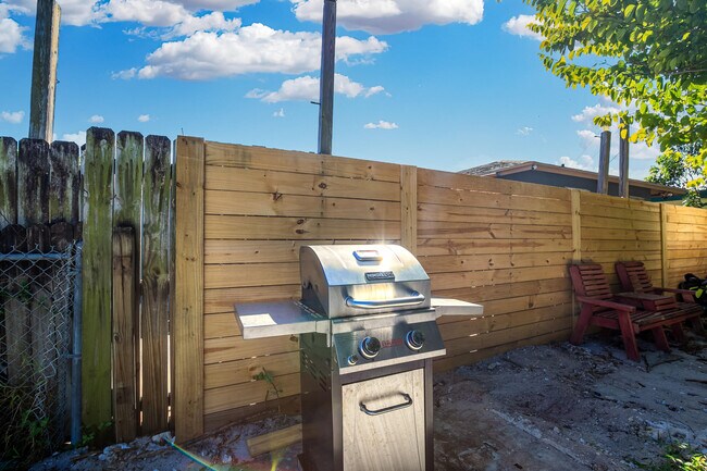 Building Photo - 609 S Arnold Ave