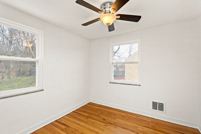 Building Photo - AVAILABLE JULY 1ST!! Don't miss this STUNNING 3 BEDROOM IN MCCANDLESS!!