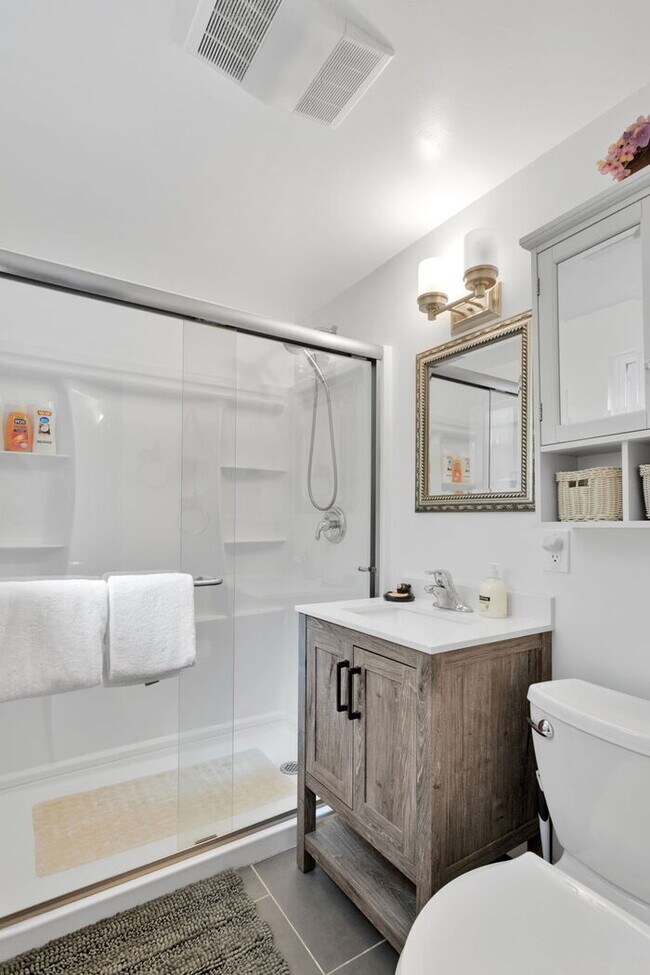 Building Photo - Remodeled 2 Bed / 1 Bath Near Bear Mountain & Golf Course