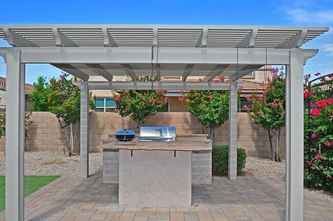 Building Photo - Stunning Executive Home (former model) in ...