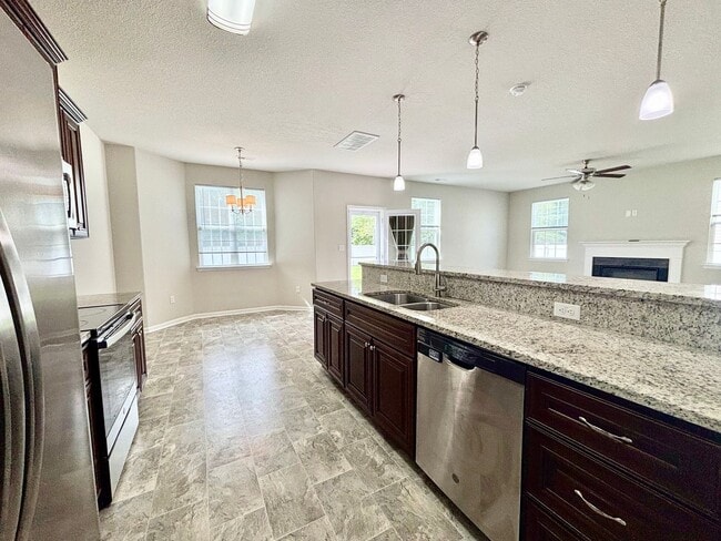 Building Photo - Beautiful 4 Bedroom Home In Chesapeake!