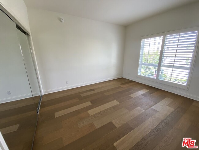 Building Photo - 125 S Elm Dr