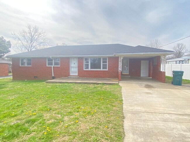 Building Photo - 404 Vosswood Dr
