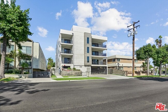 Building Photo - 819 E La Palma Dr