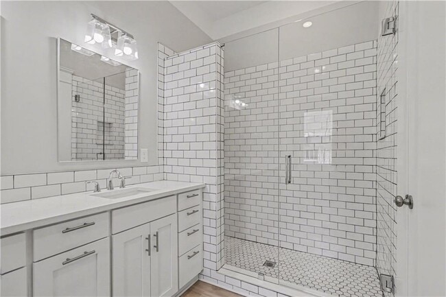 Building Photo - 202 Lansdowne Ave