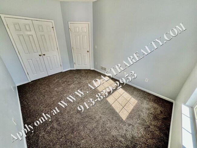 Building Photo - Beautiful Gardner Townhome-Available in MAY!!