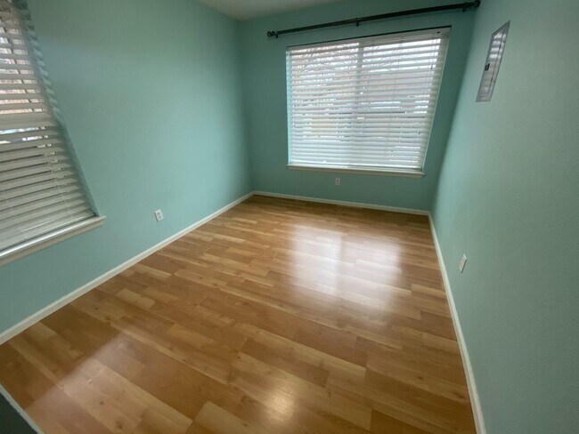 Building Photo - GREAT LOCATION 2 Bed 2 Bath Condo in Hunter's Ridge-Available May 5th