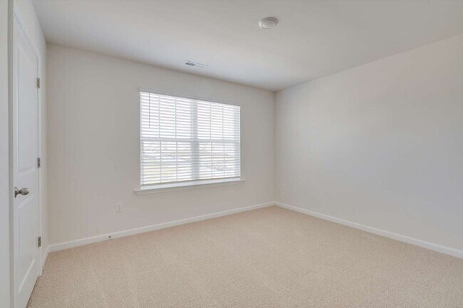 Building Photo - "Spacious 5-Bedroom Haven in Fuquay-Varina!"
