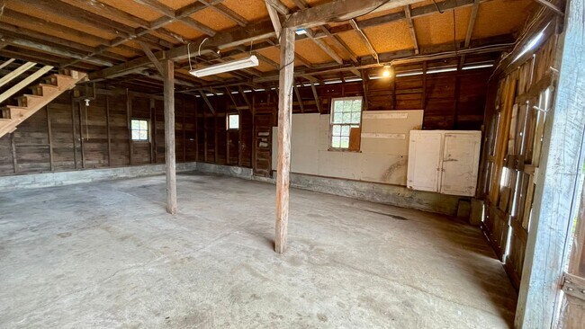 Building Photo - Country Living Home On Over Half An Acre! ...