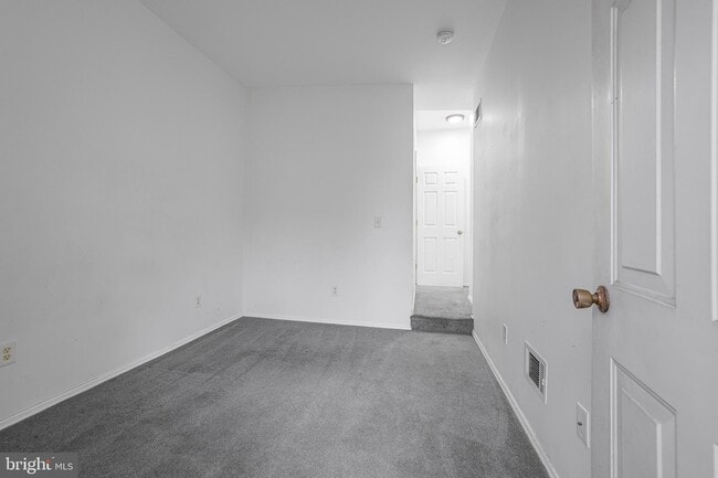 Building Photo - 609 W 9th St