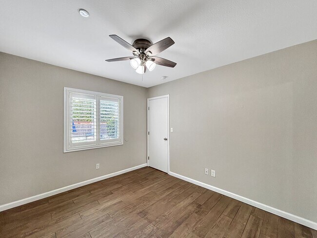 Building Photo - Charming 2BD/1BA Detached Condo in Univers...