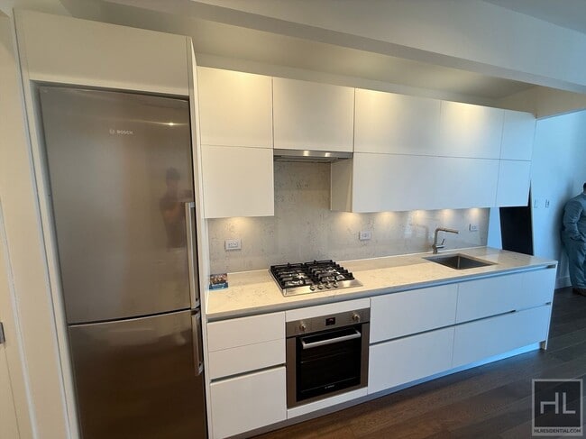 Building Photo - 222 E 44th St