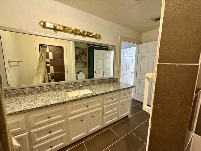 Building Photo - 530 Edgebrook Dr