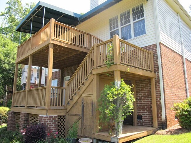 Building Photo - Upscale Lakefront Home  In the Heart of Martinez