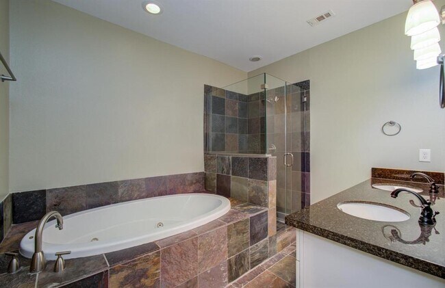 Building Photo - 510 Lovett Blvd