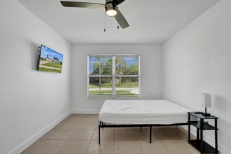 Building Photo - 303 NE Solida Cir