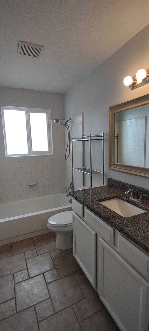 Building Photo - Charming Layton Home