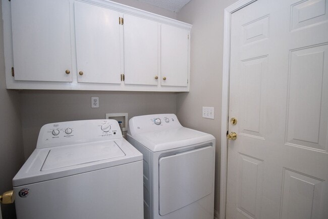 Building Photo - Spacious 3BR/2BA Home Near Fort Jackson & VA Hospital *Military Discount Offered!