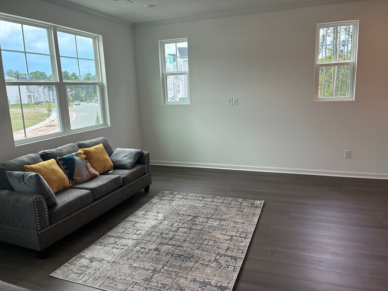 Building Photo - Room in Townhome on Gypsum Dr
