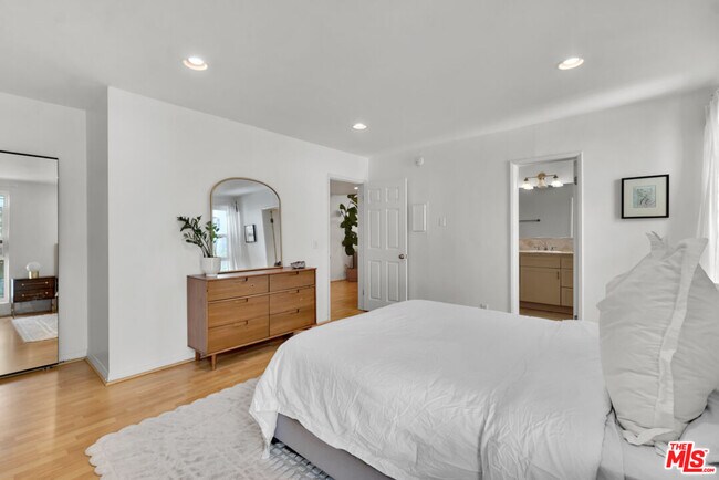 Building Photo - 11789 Montana Ave