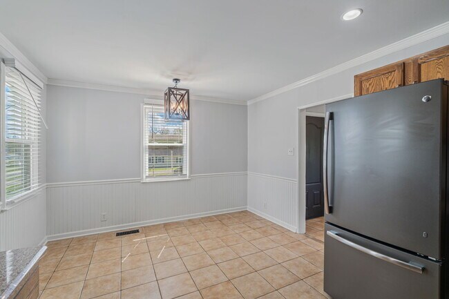 Building Photo - 3701 Vera Dr