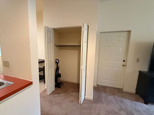 Building Photo - "Furnished Urban Oasis: Spacious 1-Bedroom in Prime St. Louis Location, SOULARD – 900 Sq Ft of Co...