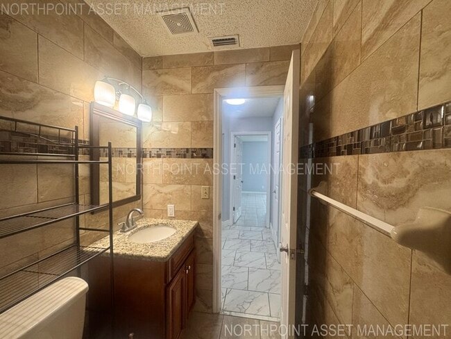 Building Photo - 2 Spacious Bedrooms and 2 Modern Bathrooms...