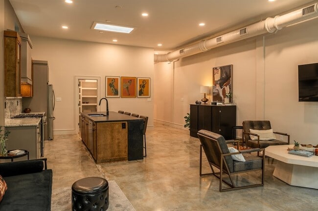 Building Photo - 612 W 8th Ave