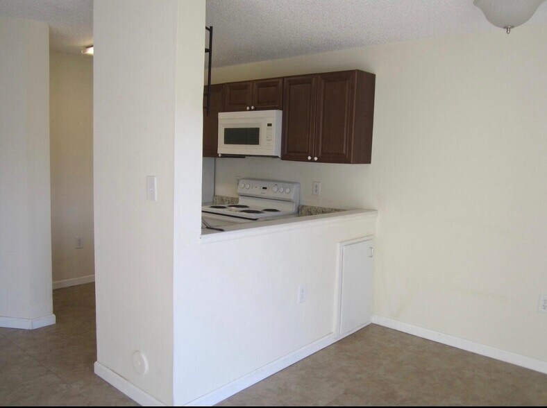 Building Photo - 7103 Glenmoor Dr