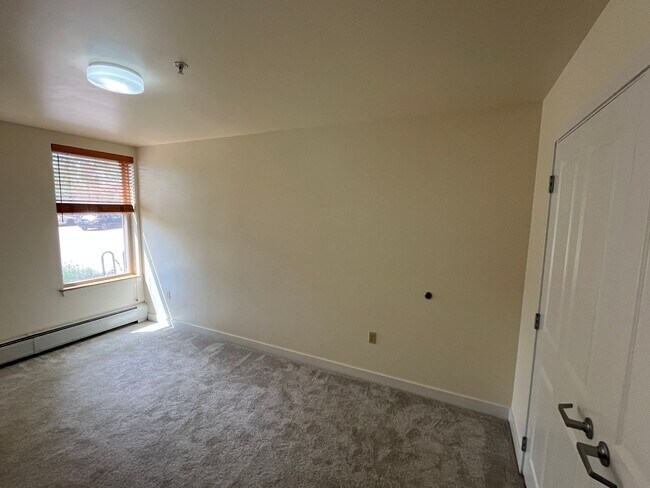 Building Photo - 2BD/1BA Condo at City's Edge, South Burlin...