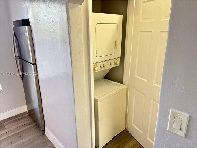 Building Photo - 6940 Bay Dr