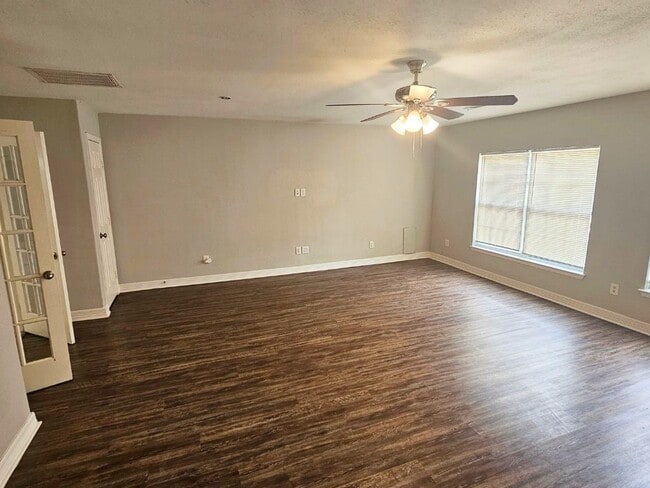 Building Photo - 9526 Golden Wood Ln
