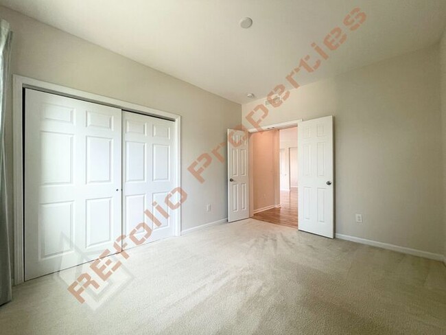 Building Photo - Beautiful 4 Bedroom 2.5 Bathroom End Unit ...