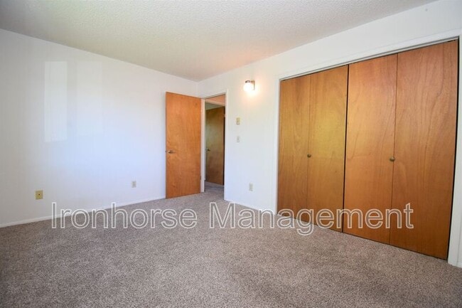 Building Photo - 809 W Villard St