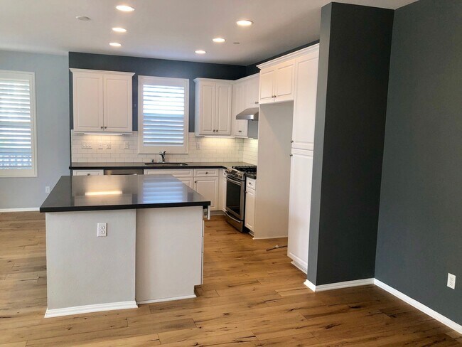Building Photo - Beautiful East Ventura Home- Enclave Community