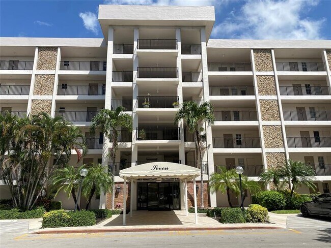 Building Photo - 2801 N Palm Aire Dr