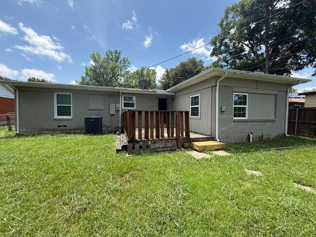 Building Photo - "Charming 4-Bedroom Dallas Retreat with 2 ...