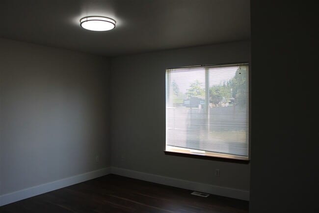 Building Photo - 3 Bedroom, 2 Bathroom House in Burlington!