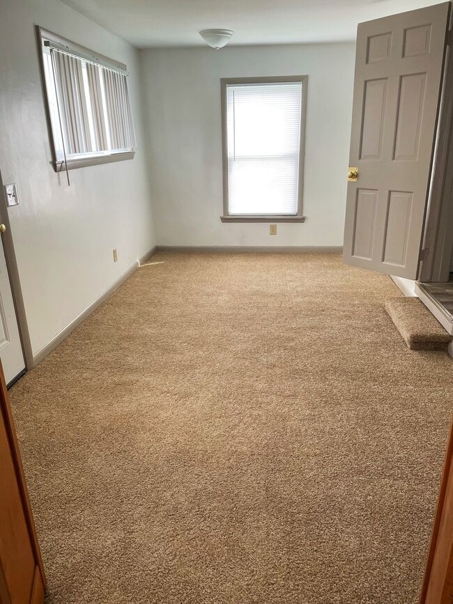 Building Photo - Lovely Two Bedroom House Near Washtenaw Golf Club!