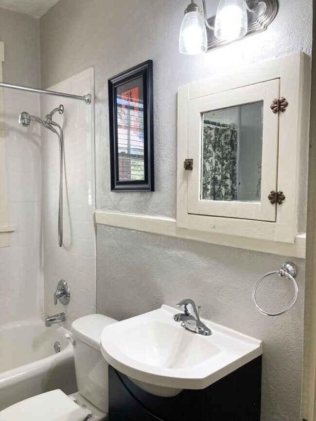 Building Photo - Midtown Bungalow 2BR House in Columbus Near Park