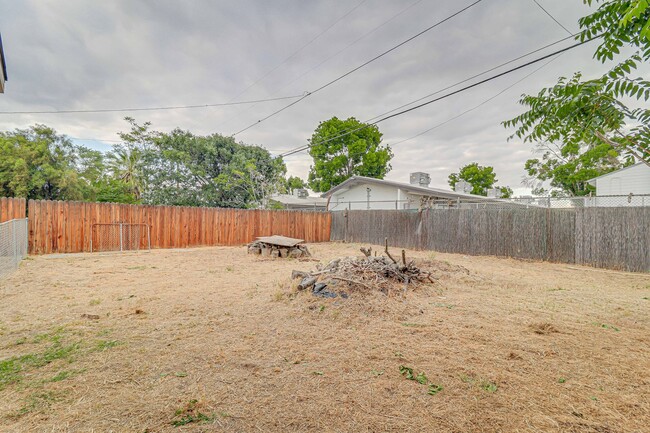 Building Photo - Remodeled 1 Bed with Private Yard & Parking – Don’t Miss This!