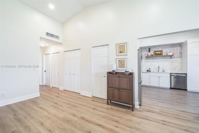 Building Photo - 3207 S Lakeview Cir