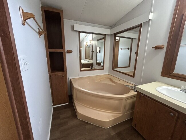 Building Photo - Mobile Home For Rent