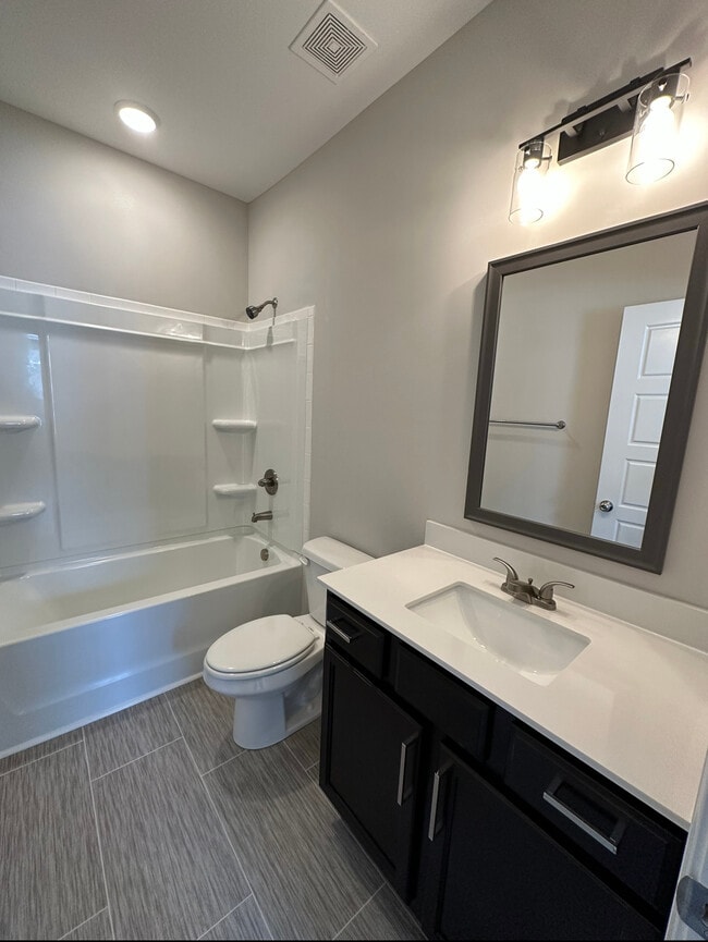 Building Photo - 119 W Rossview Rd