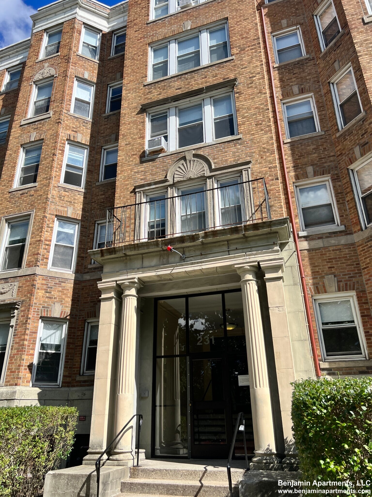 Building Photo - 231 Park Dr