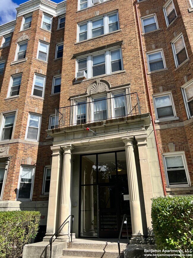 Building Photo - 231 Park Dr