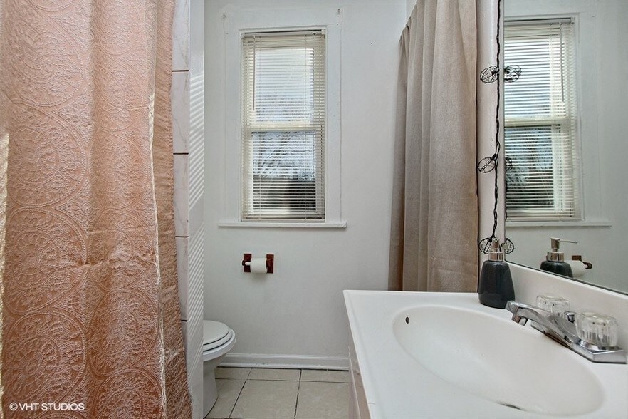 Bathroom - 2915 Hamlin N Ave
